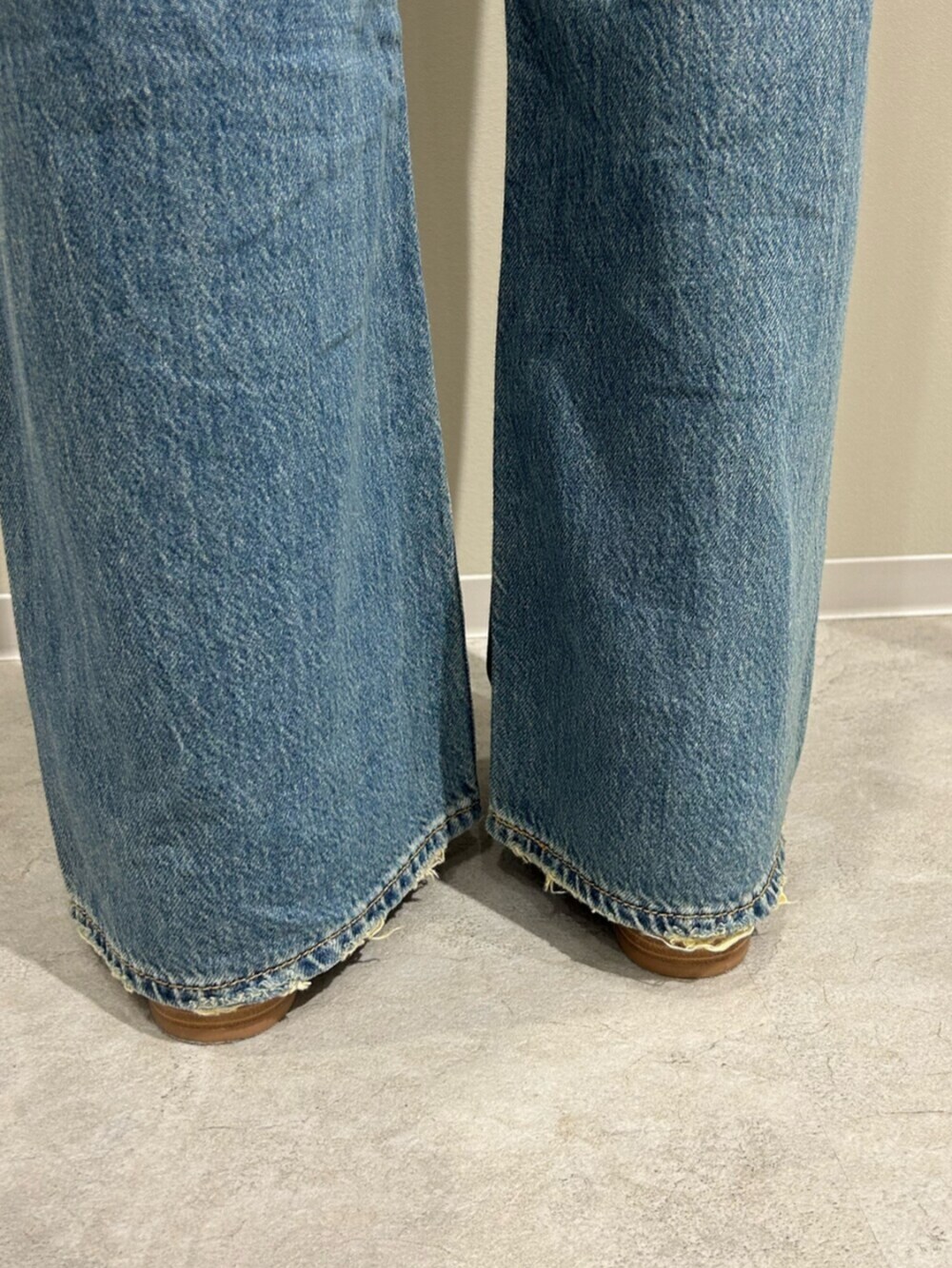 ブルー系のデニムパンツ、ホワイト系のシャツ/ブラウスを着用したレディースの夏コーディネートの7枚目の写真