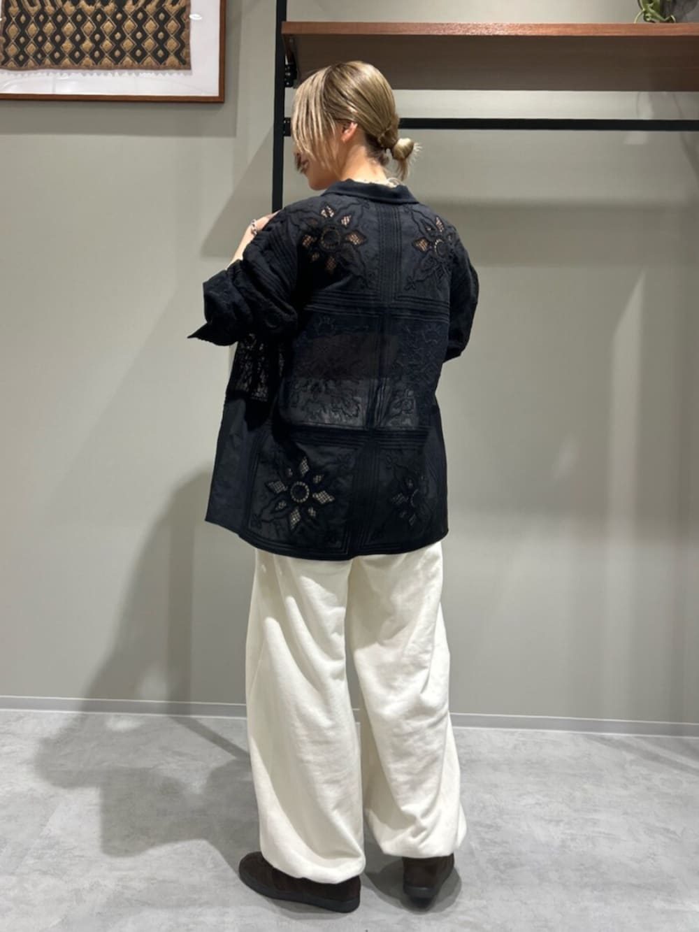 ホワイト系のスウェットパンツ、ブラック系のシャツ/ブラウス、ブラック系のキャミソールを着用したレディースの春コーディネートの4枚目の写真