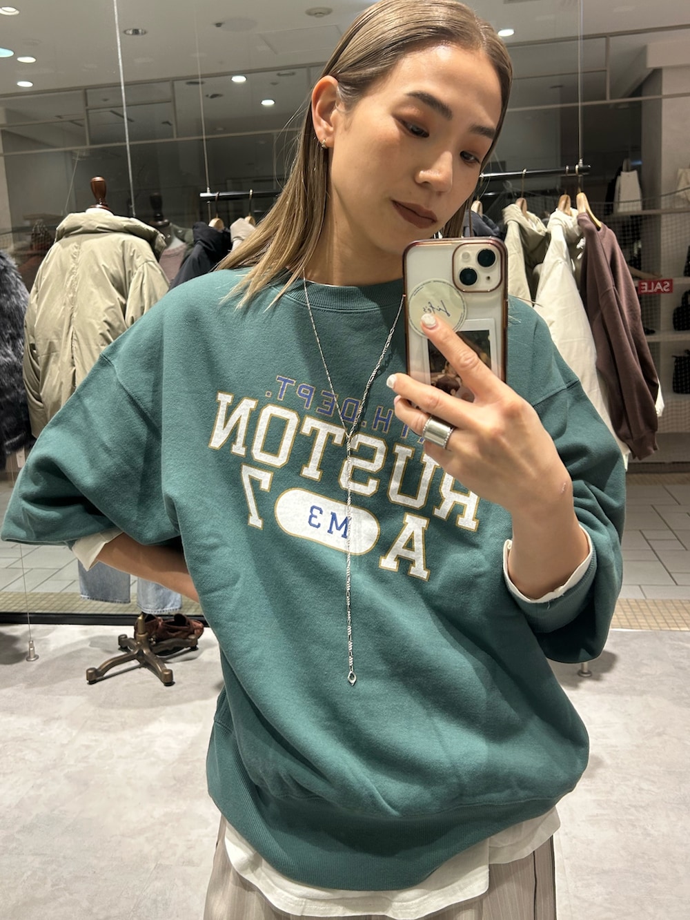 グリーン系のスウェット、ホワイト系のTシャツ/カットソー、ベージュ系のその他パンツを着用したレディースの冬コーディネートの4枚目の写真