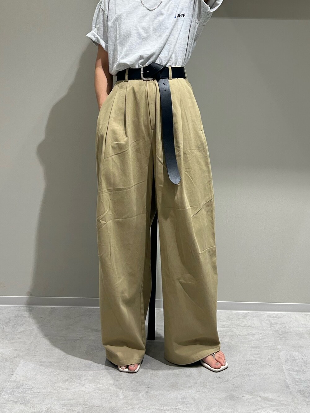 ベージュ系のチノパンツ、グレー系のTシャツ/カットソー、ブラック系のハンドバッグを着用したレディースの夏コーディネートの7枚目の写真