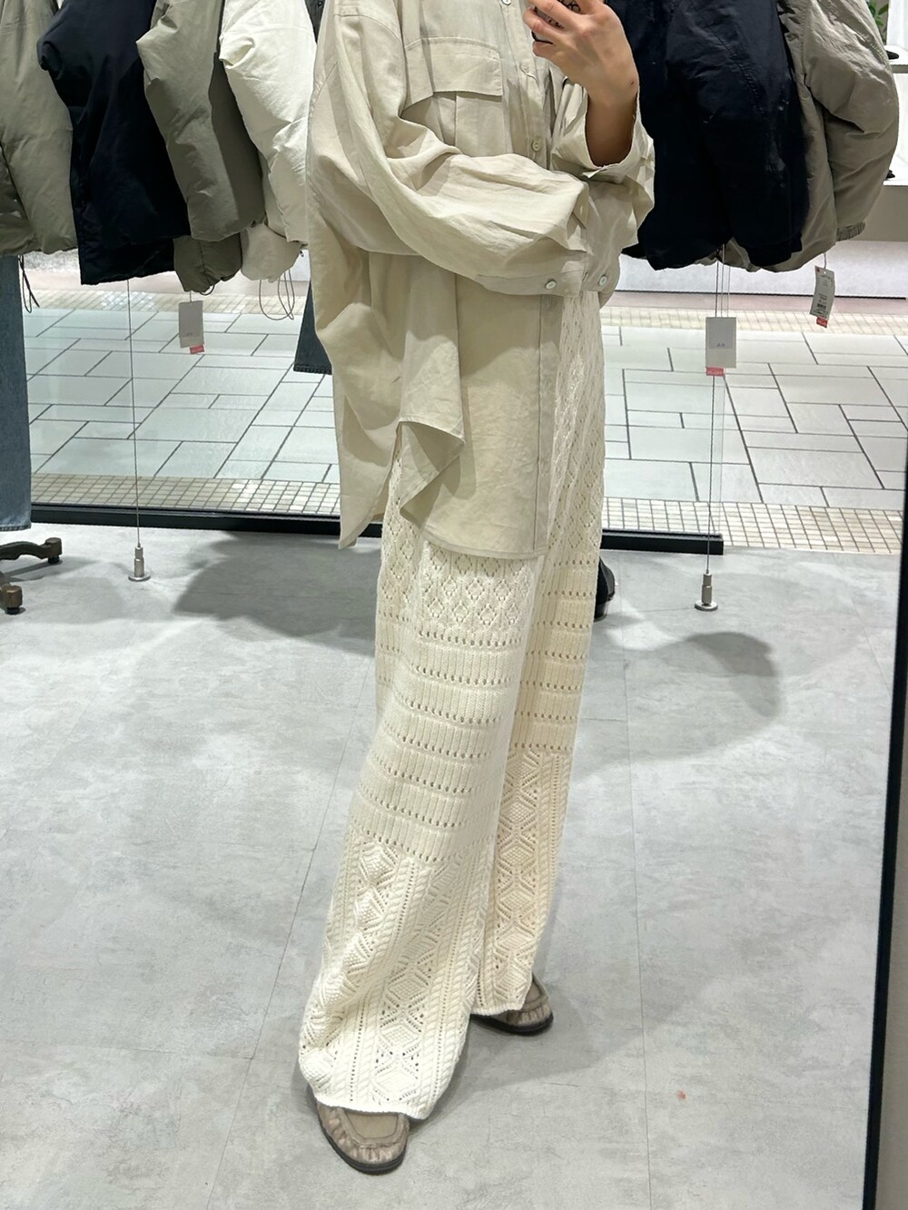 ブラウン系のダウンジャケット/コート、ホワイト系のシャツ/ブラウス、ホワイト系のその他パンツを着用したレディースの冬コーディネートの5枚目の写真