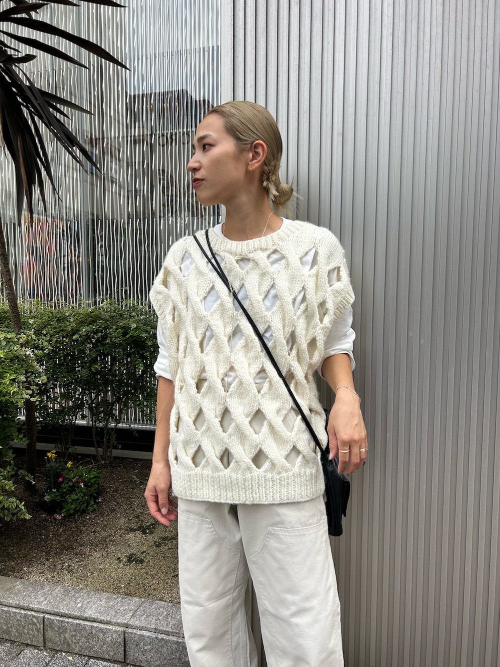 ホワイト系のその他パンツ、ホワイト系のニット/セーター、ブラック系のショルダーバッグを着用したレディースの秋コーディネートの4枚目の写真