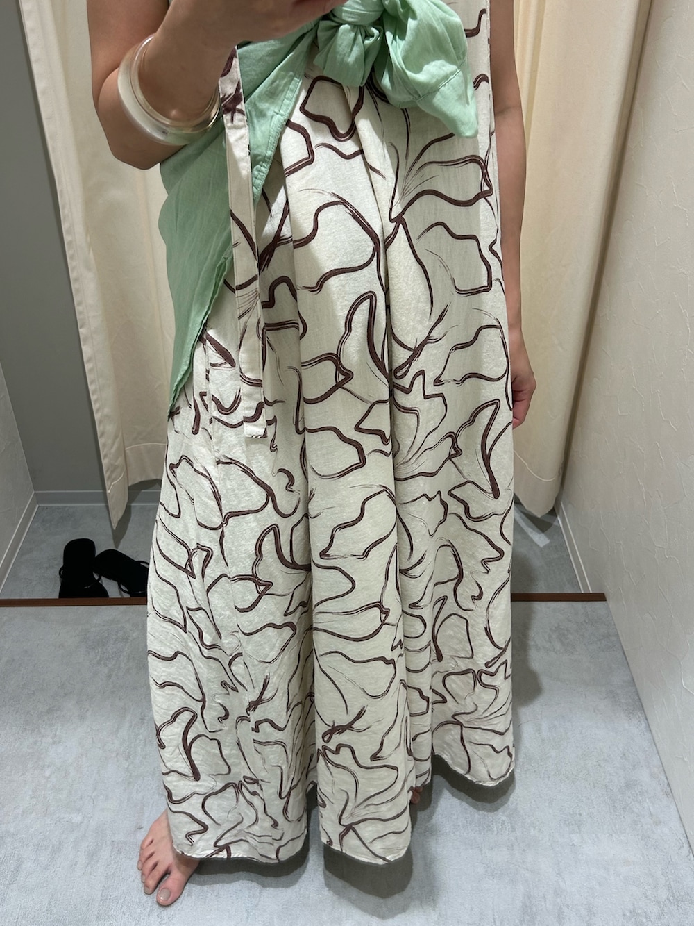 その他のワンピース、グリーン系のシャツ/ブラウス、ブルー系のデニムパンツを着用したレディースの夏コーディネートの7枚目の写真