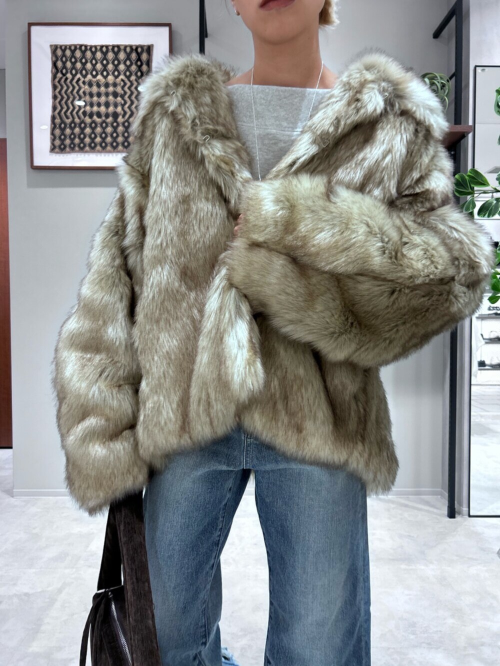 グレー系のスウェット、ベージュ系のローファー、ベージュ系のダウンジャケット/コートを着用したレディースの秋コーディネートの4枚目の写真