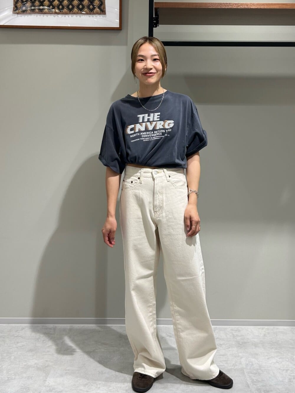 ホワイト系のデニムパンツ、グレー系のTシャツ/カットソー、シルバー系のネックレスを着用したレディースの春コーディネートの2枚目の写真
