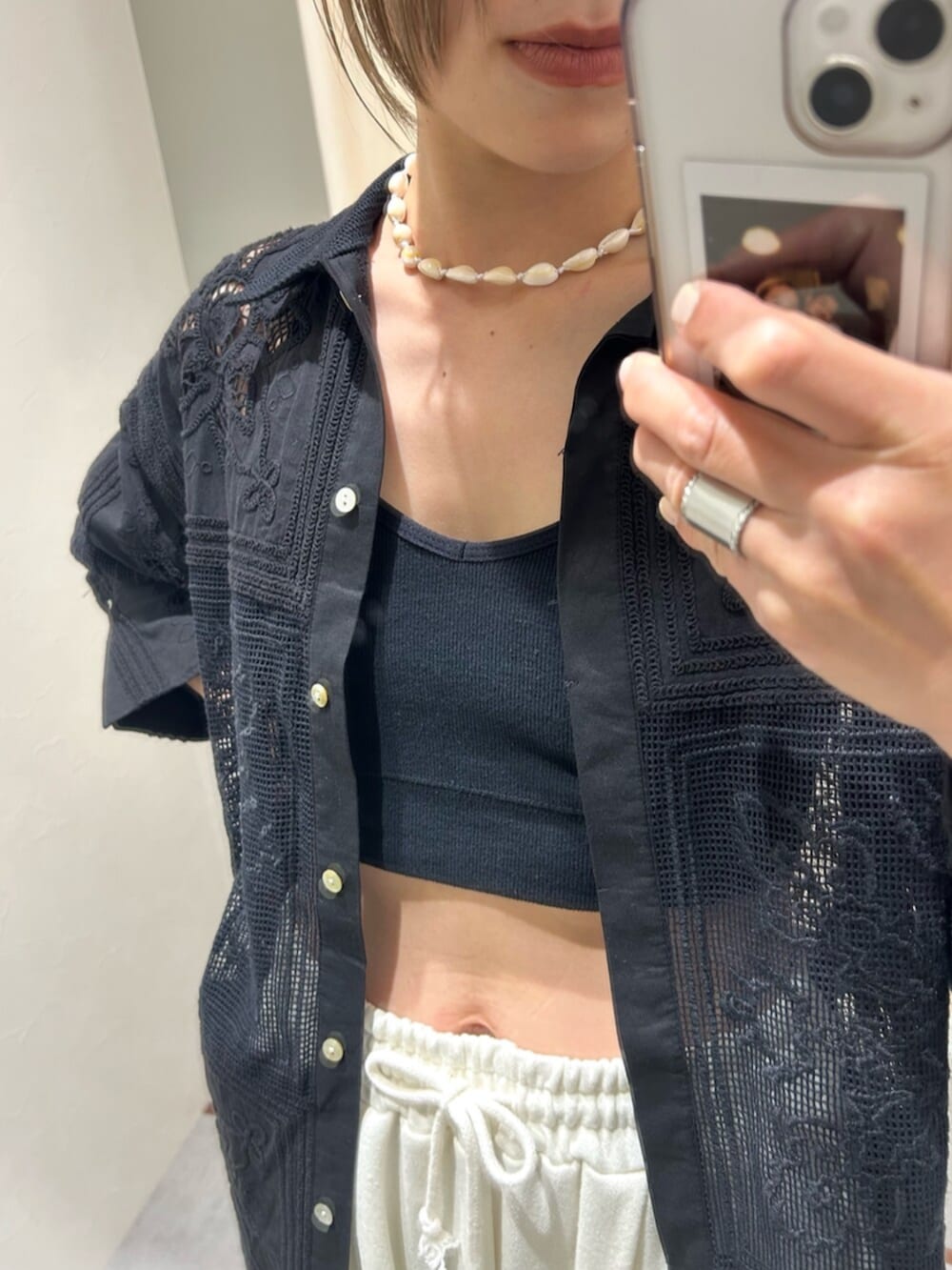 ホワイト系のスウェットパンツ、ブラック系のシャツ/ブラウス、ブラック系のキャミソールを着用したレディースの春コーディネートの7枚目の写真