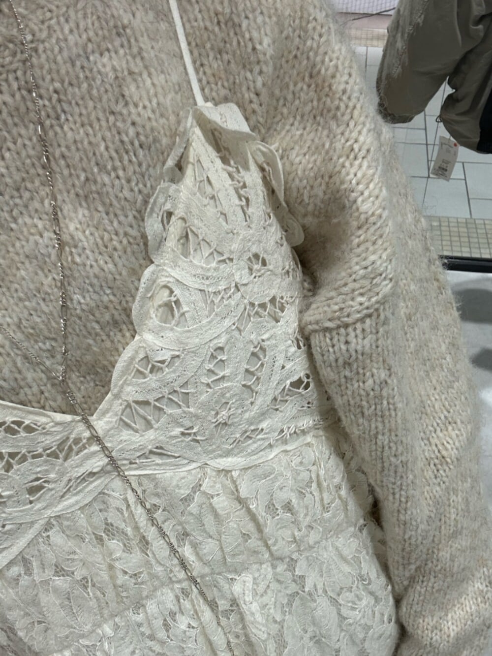 ホワイト系のトートバッグ、ホワイト系のワンピース、ホワイト系のニット/セーターを着用したレディースの冬コーディネートの6枚目の写真