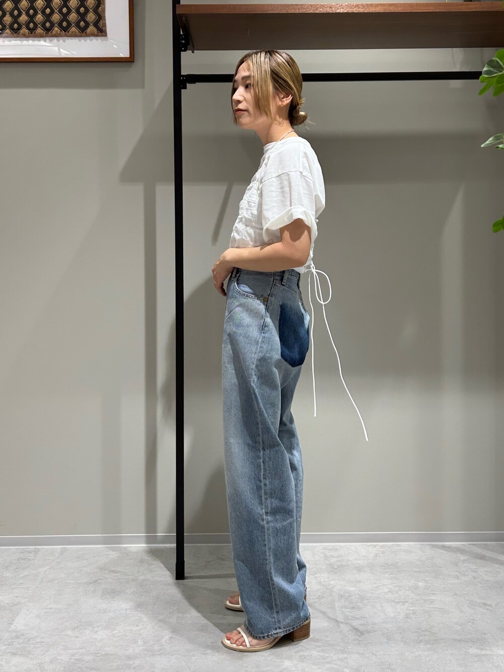 ブルー系のデニムパンツ、ホワイト系のキャミソール、ホワイト系のTシャツ/カットソーを着用したレディースの春コーディネートの2枚目の写真