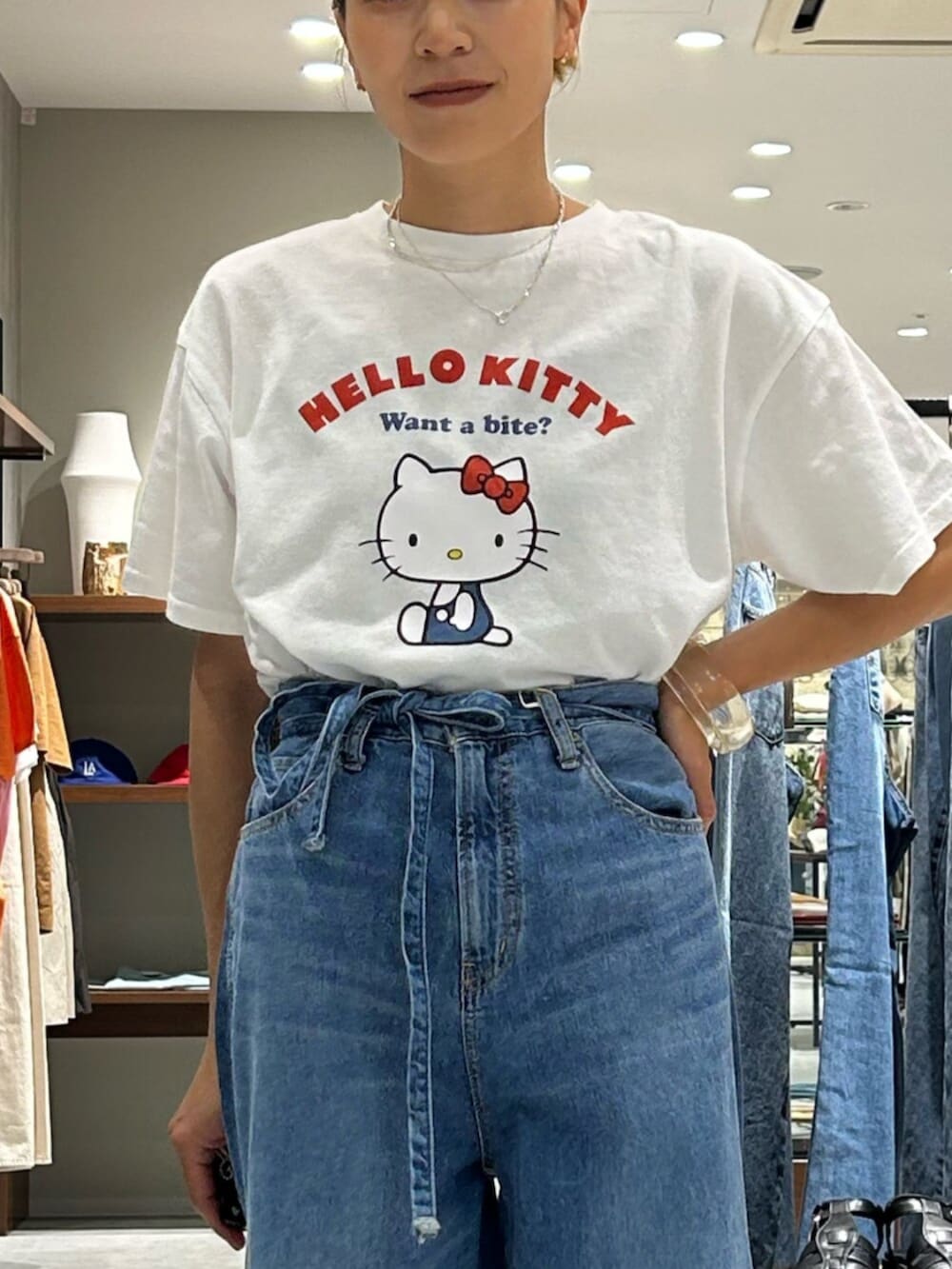 ホワイト系のサンダル、ブルー系のデニムパンツ、ホワイト系のTシャツ/カットソーを着用したレディースの夏コーディネートの4枚目の写真