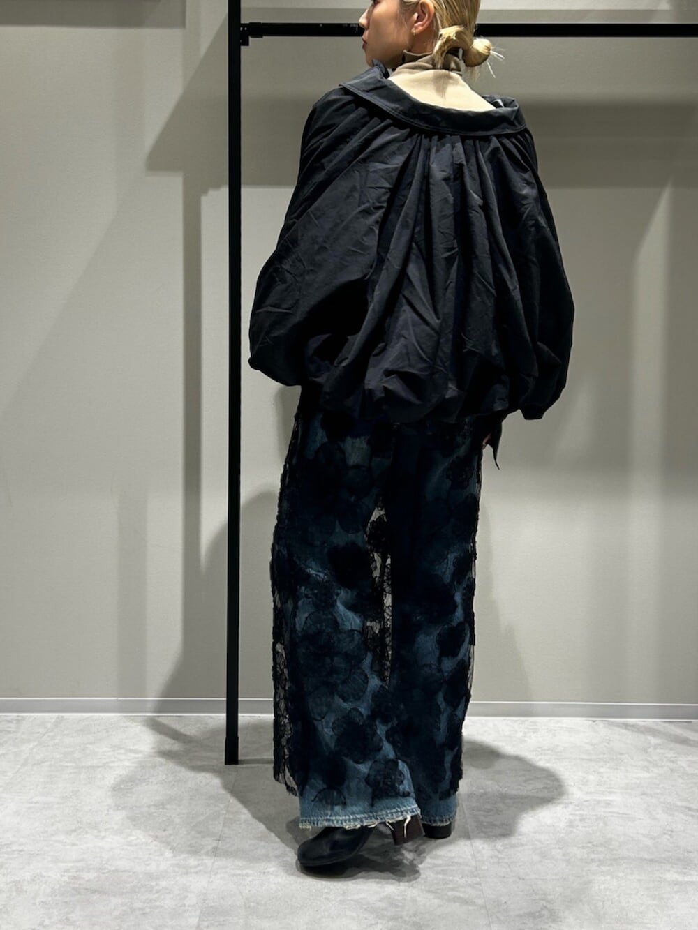 ブルー系のデニムパンツ、ブラック系のブルゾン、ホワイト系のTシャツ/カットソーを着用したレディースの秋コーディネートの5枚目の写真