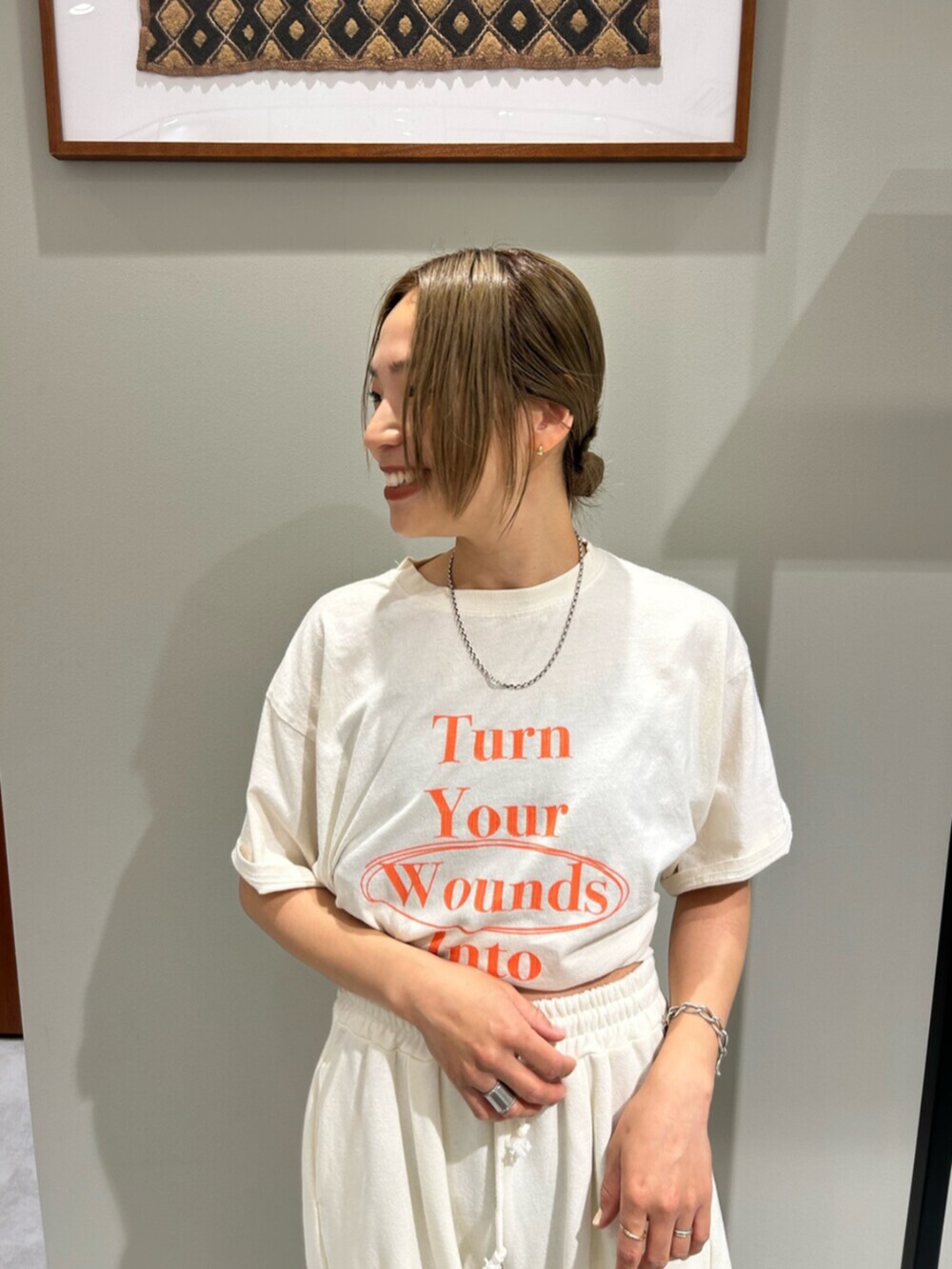 ホワイト系のスウェットパンツ、ホワイト系のシャツ/ブラウス、ホワイト系のTシャツ/カットソーを着用したレディースの春コーディネートの4枚目の写真