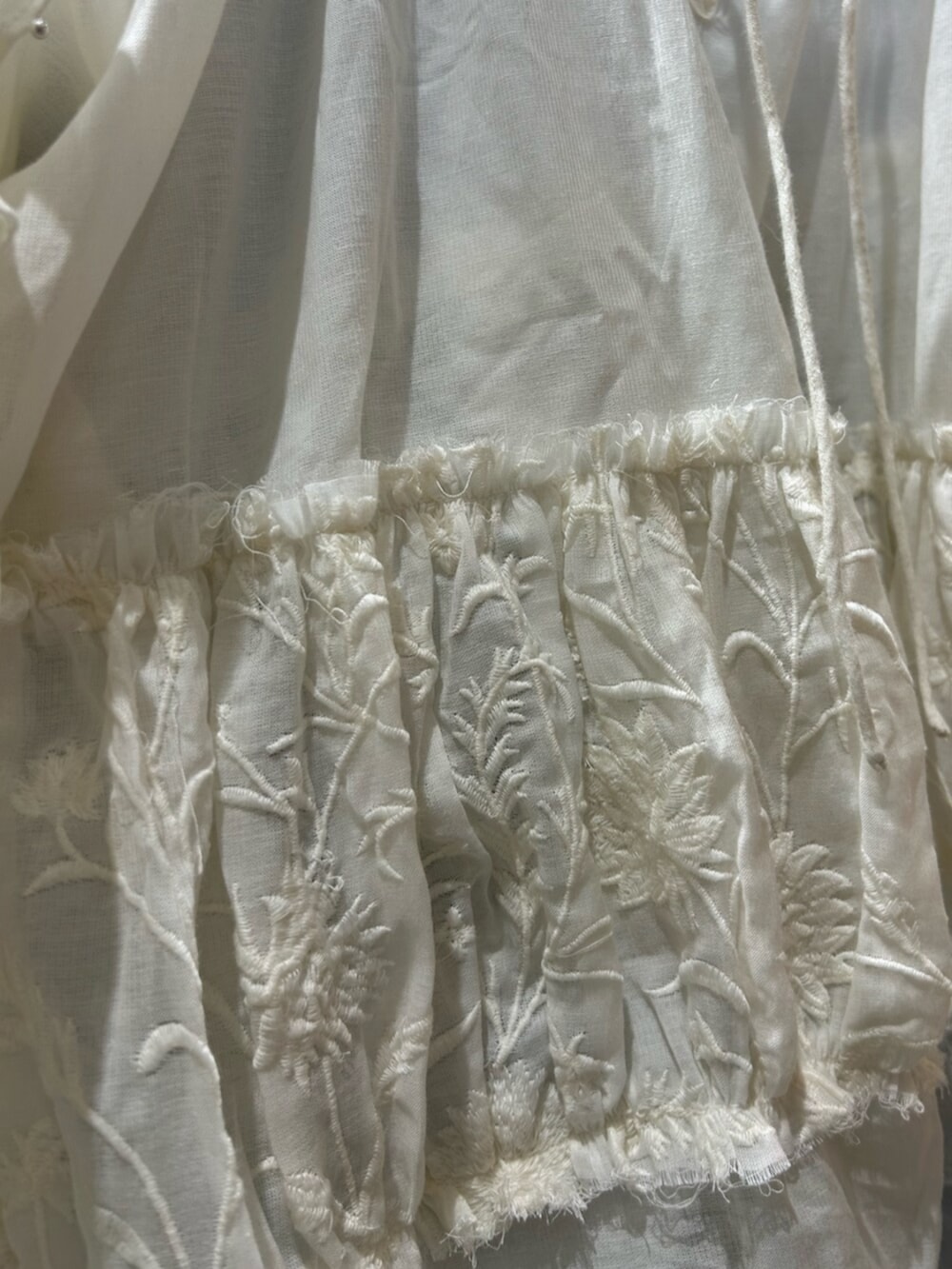 ホワイト系のシャツ/ブラウス、ブルー系のデニムパンツ、シルバー系のサンダルを着用したレディースの春コーディネートの7枚目の写真