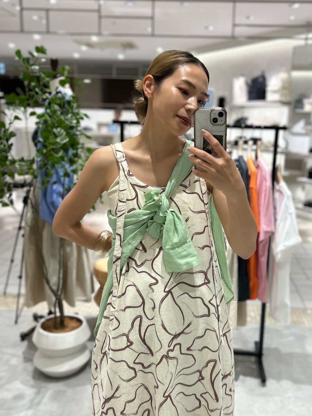 その他のワンピース、グリーン系のシャツ/ブラウス、ブルー系のデニムパンツを着用したレディースの夏コーディネートの4枚目の写真