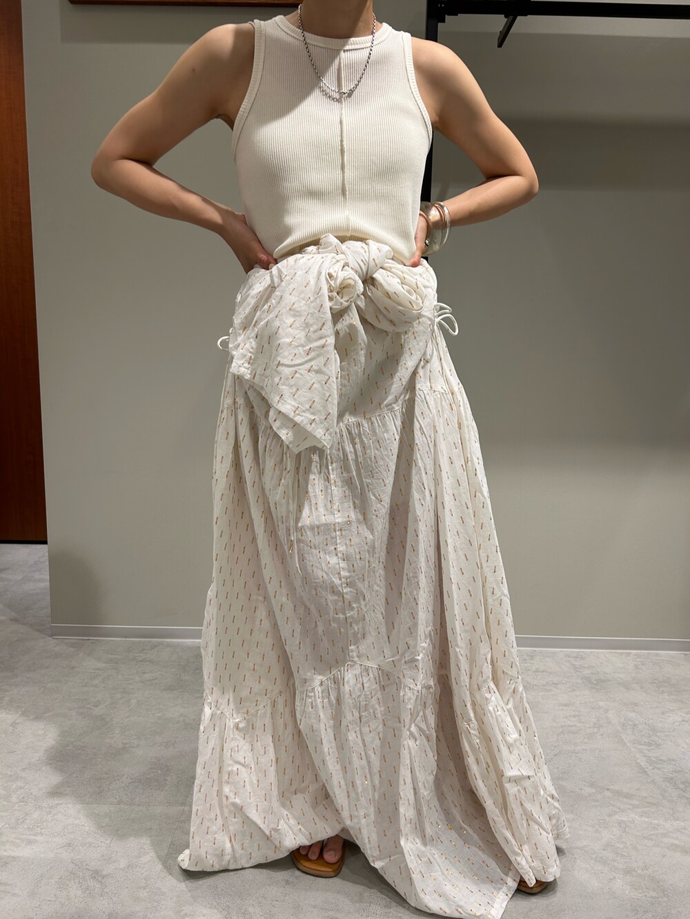 ホワイト系のワンピース、ホワイト系のタンクトップ、シルバー系のサンダルを着用したレディースの夏コーディネートの5枚目の写真