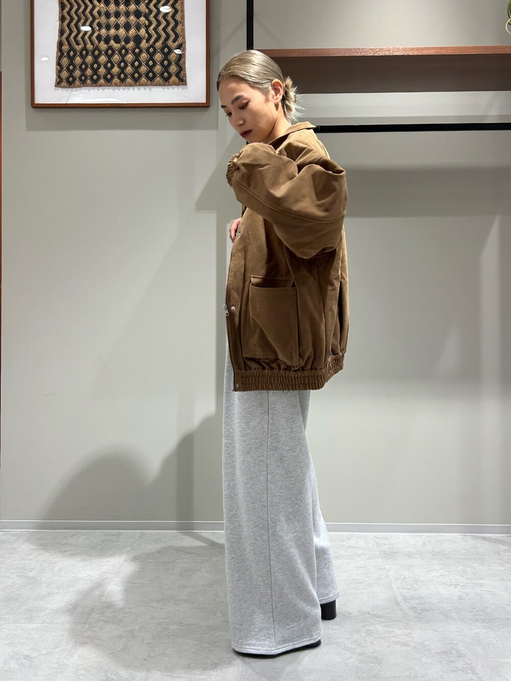 グレー系のスウェットパンツ、ブラウン系のブルゾンを着用したレディースの秋コーディネートの2枚目の写真