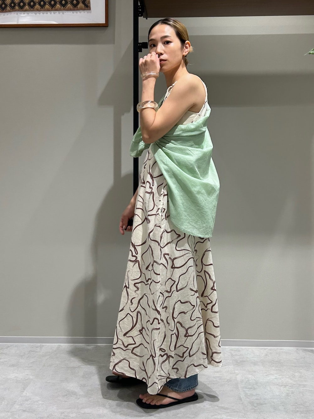 その他のワンピース、グリーン系のシャツ/ブラウス、ブルー系のデニムパンツを着用したレディースの夏コーディネートの2枚目の写真