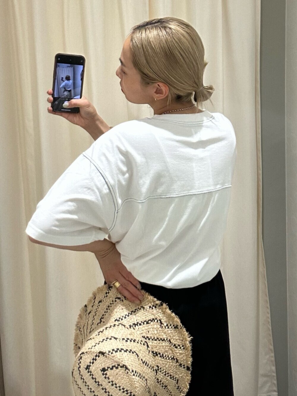 ホワイト系のTシャツ/カットソー、その他のハット、ブラック系の水着を着用したレディースの夏コーディネートの6枚目の写真