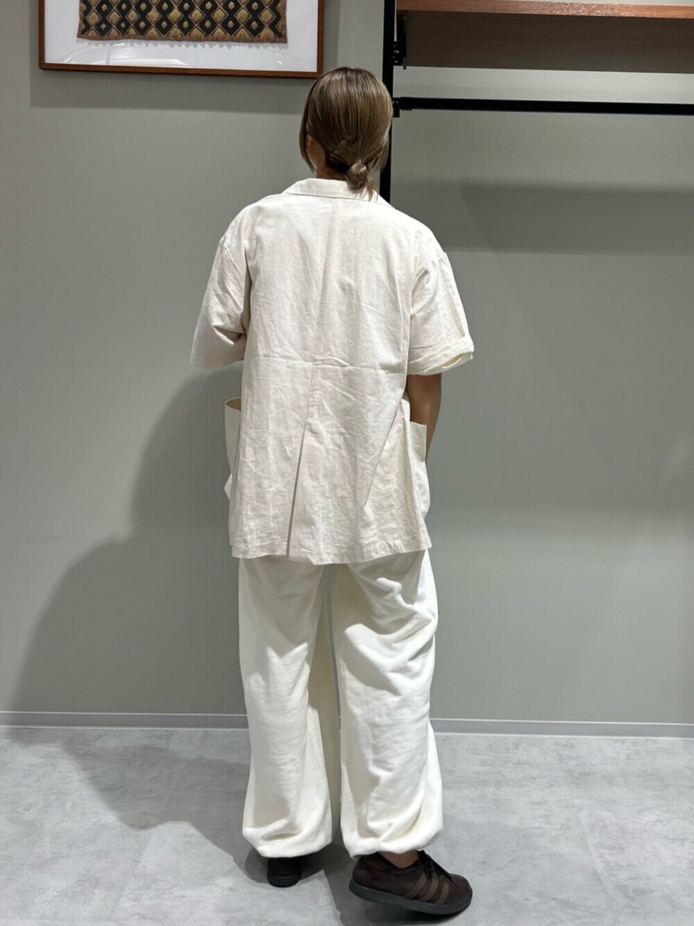 ホワイト系のスウェットパンツ、ホワイト系のシャツ/ブラウス、ホワイト系のTシャツ/カットソーを着用したレディースの春コーディネートの3枚目の写真