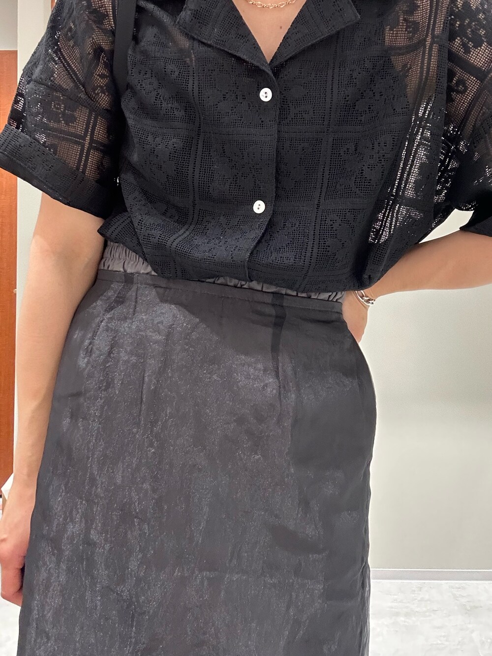 グレー系のスカート、ブラック系のシャツ/ブラウス、ブラック系のハンドバッグを着用したレディースの春コーディネートの5枚目の写真