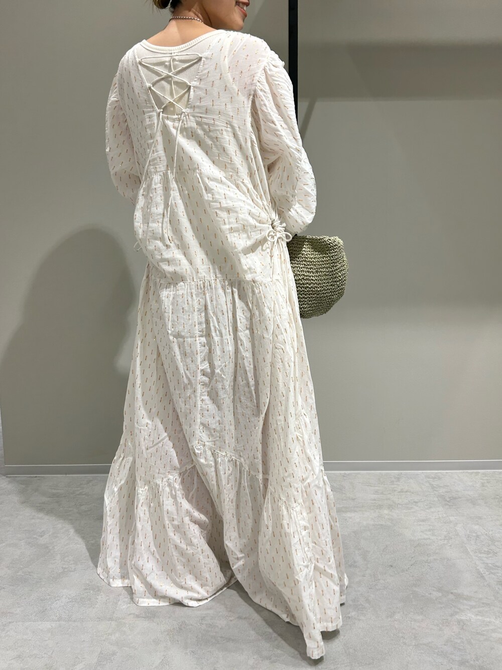 ホワイト系のワンピース、グリーン系のショルダーバッグを着用したレディースの夏コーディネートの3枚目の写真