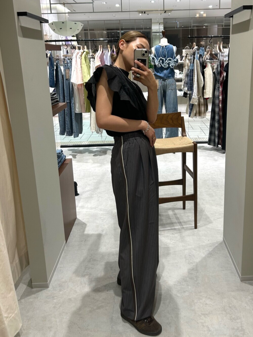 グレー系のその他パンツ、ブラック系のシャツ/ブラウスを着用したレディースの春コーディネートの2枚目の写真