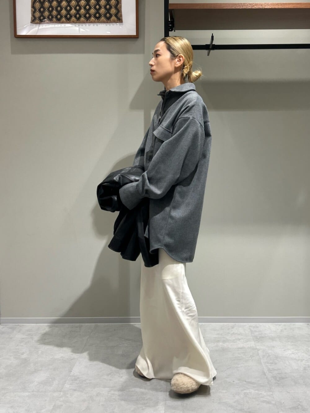 ブラック系のブルゾン、ホワイト系のスリッポン、グレー系のシャツ/ブラウスを着用したレディースの秋コーディネートの4枚目の写真