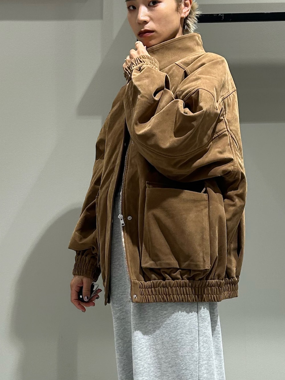 グレー系のスウェットパンツ、ブラウン系のブルゾンを着用したレディースの秋コーディネートの5枚目の写真