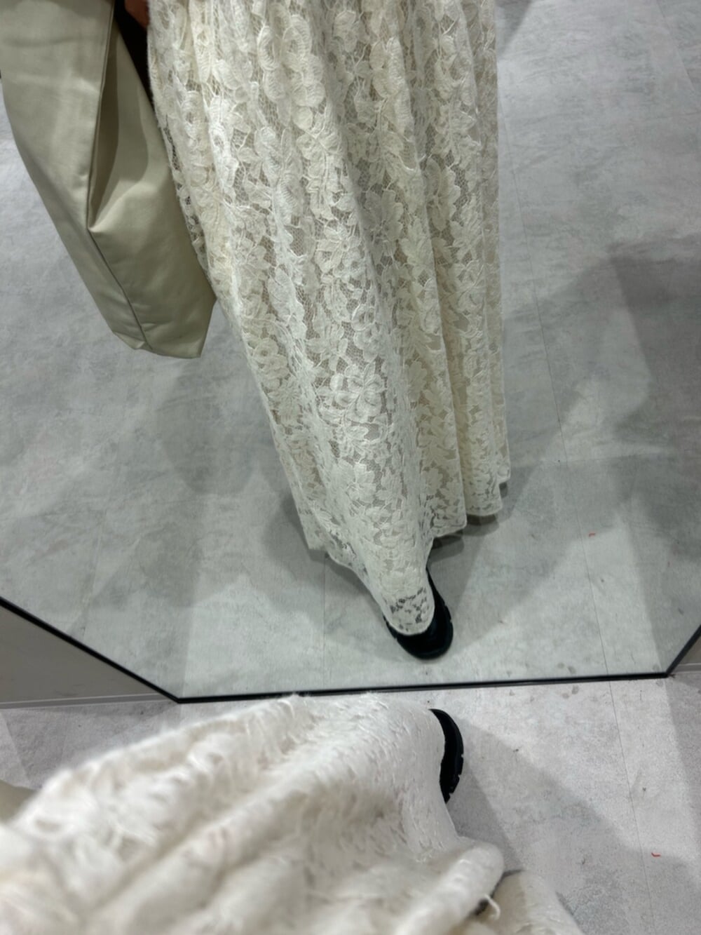 ホワイト系のトートバッグ、ホワイト系のワンピース、ホワイト系のニット/セーターを着用したレディースの冬コーディネートの5枚目の写真