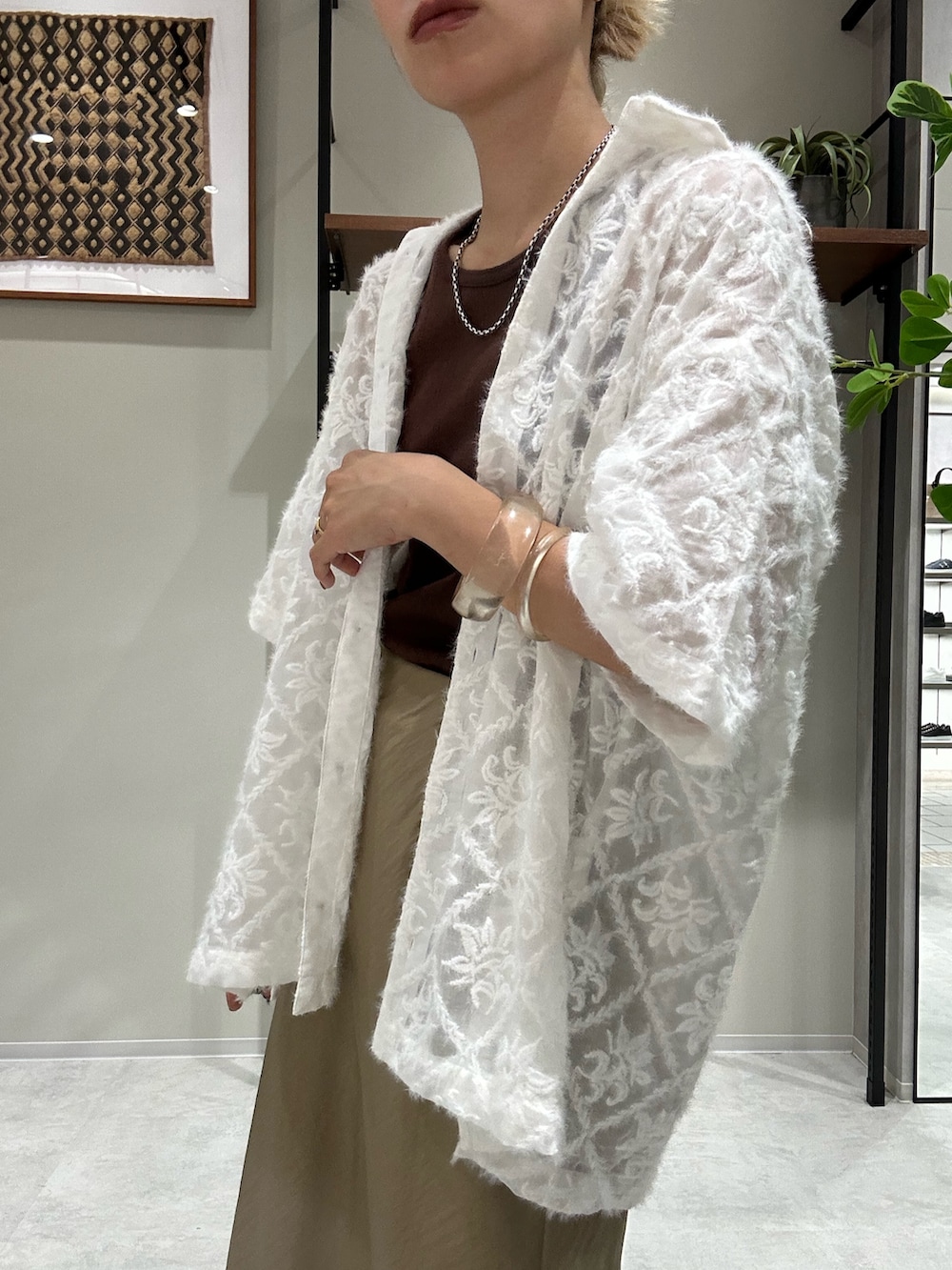 ベージュ系のスカート、ブラウン系のタンクトップ、ホワイト系のシャツ/ブラウスを着用したレディースの夏コーディネートの4枚目の写真