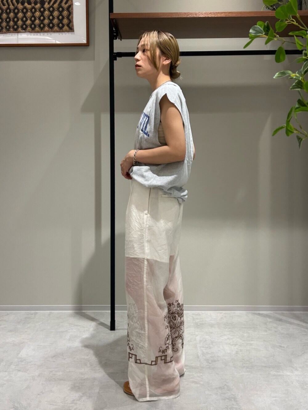 シルバー系のサンダル、ホワイト系のその他パンツ、グレー系のタンクトップを着用したレディースの春コーディネートの2枚目の写真