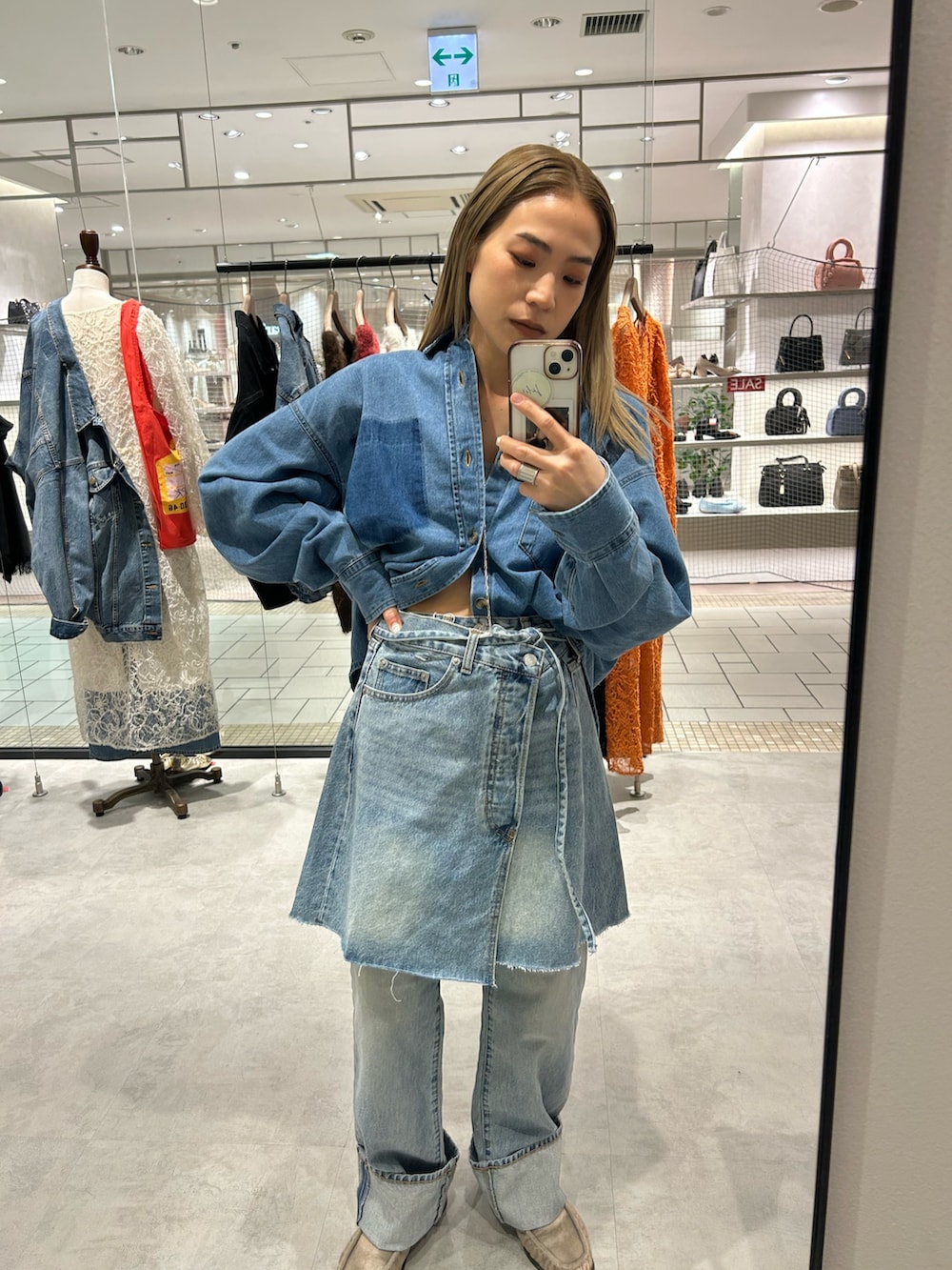 ブルー系のシャツ/ブラウス、ブルー系のスカート、ブルー系のデニムパンツを着用したレディースの冬コーディネートの5枚目の写真