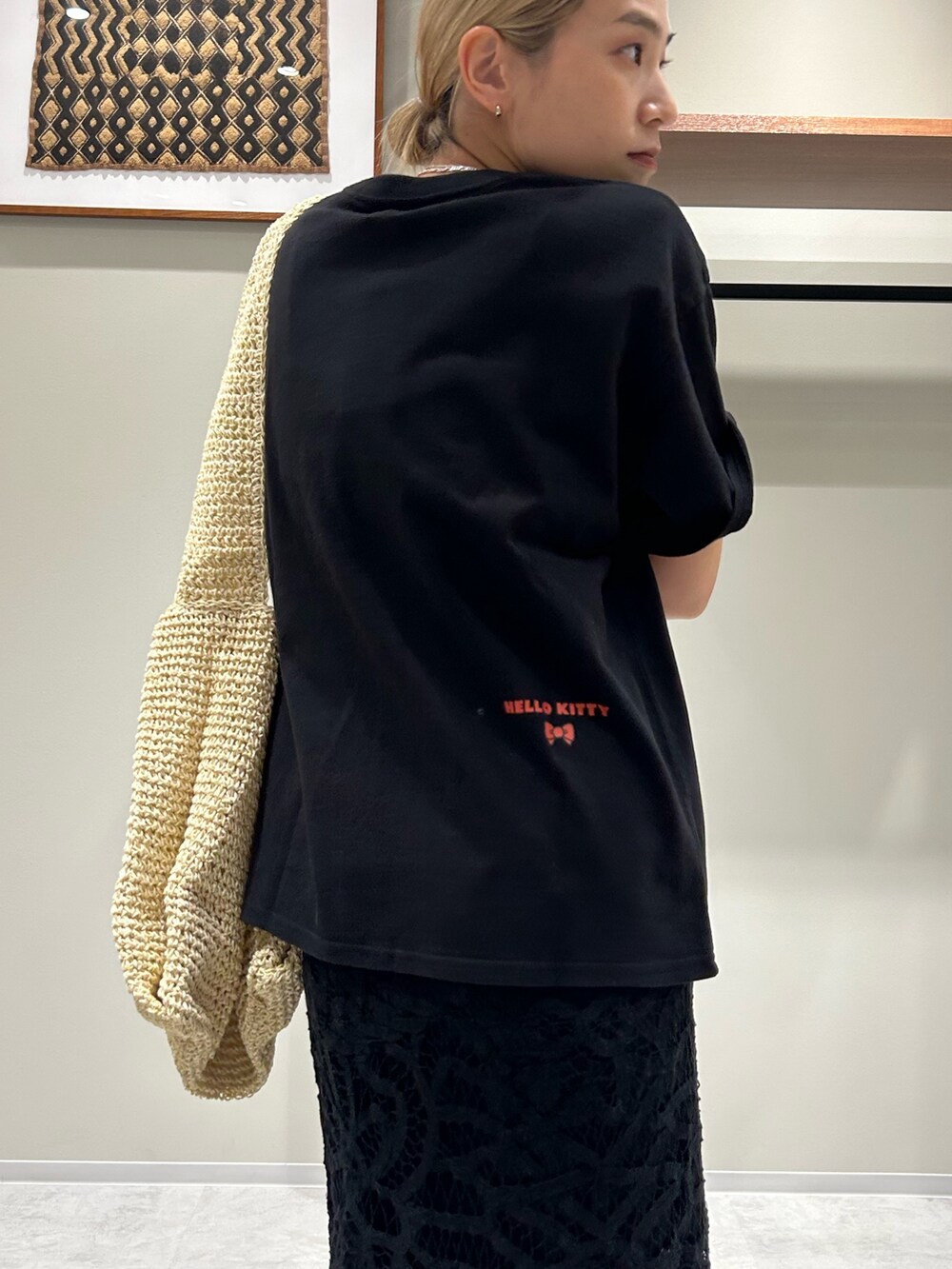 ブラック系のTシャツ/カットソー、ブラック系のスカート、ベージュ系のショルダーバッグを着用したレディースの夏コーディネートの5枚目の写真