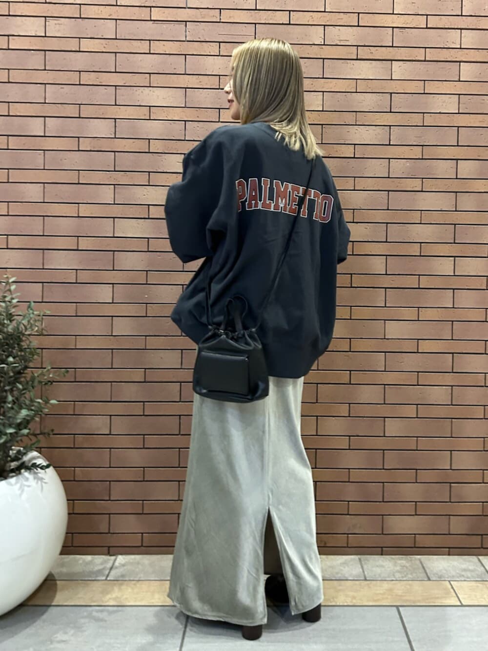 ブラック系のショルダーバッグ、グレー系のスカート、グレー系のスウェットを着用したレディースの秋コーディネートの3枚目の写真