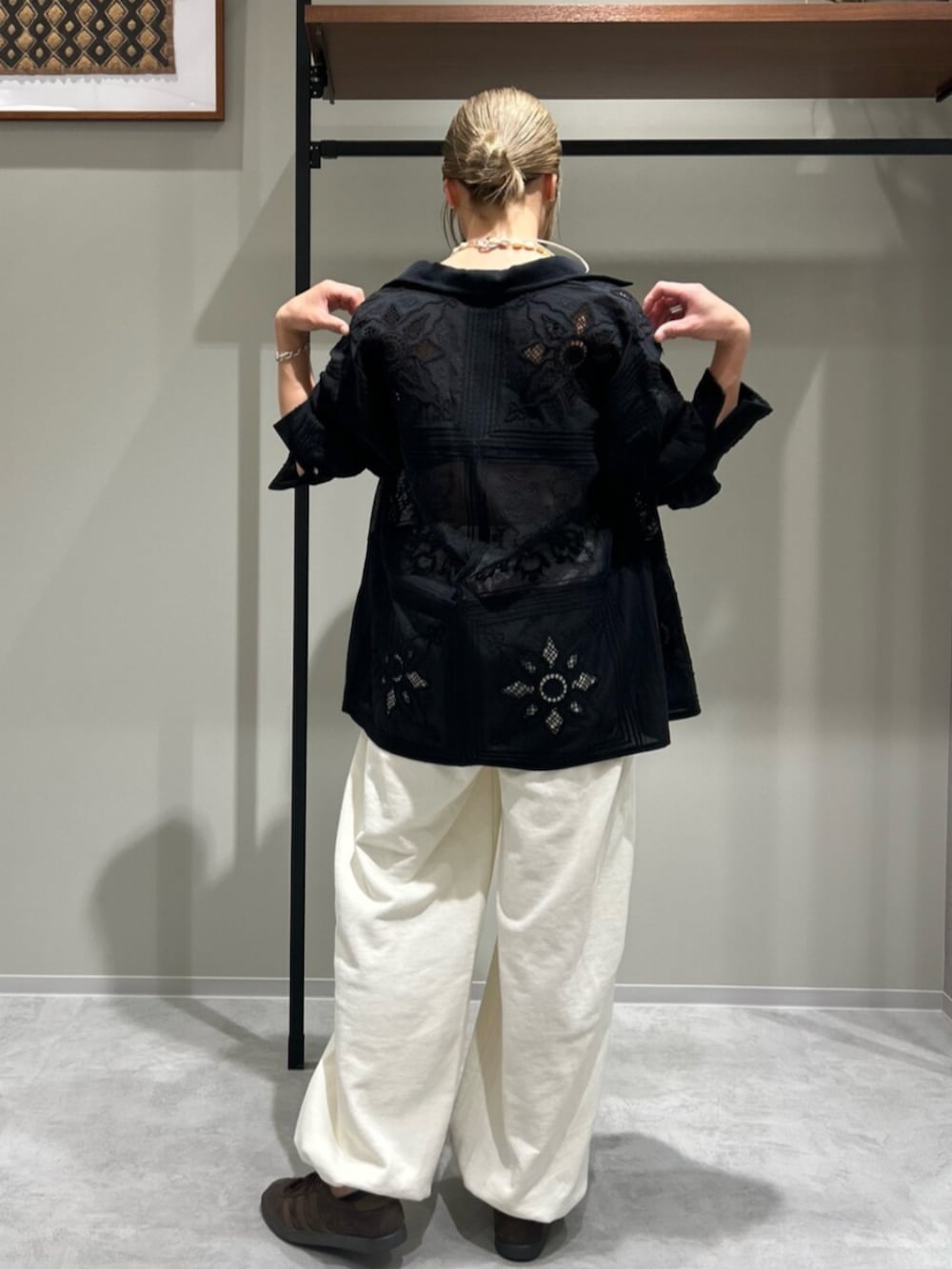 ホワイト系のスウェットパンツ、ブラック系のシャツ/ブラウス、ブラック系のキャミソールを着用したレディースの春コーディネートの5枚目の写真