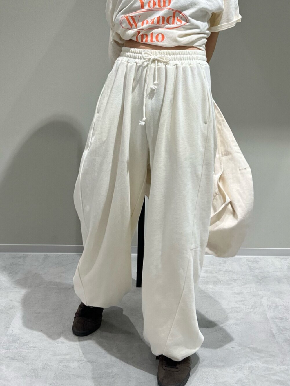 ホワイト系のスウェットパンツ、ホワイト系のシャツ/ブラウス、ホワイト系のTシャツ/カットソーを着用したレディースの春コーディネートの7枚目の写真