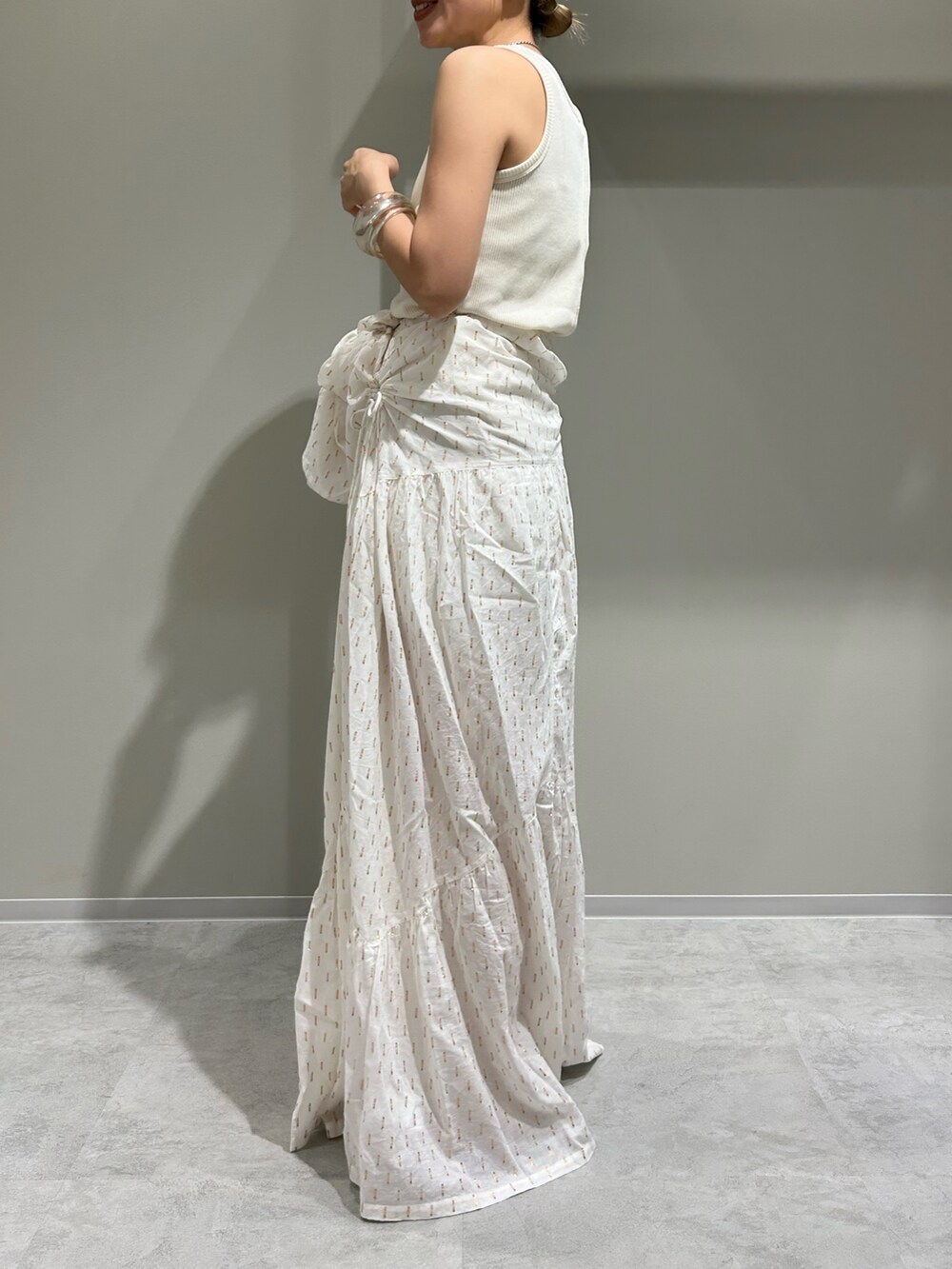 ホワイト系のワンピース、ホワイト系のタンクトップ、シルバー系のサンダルを着用したレディースの夏コーディネートの2枚目の写真