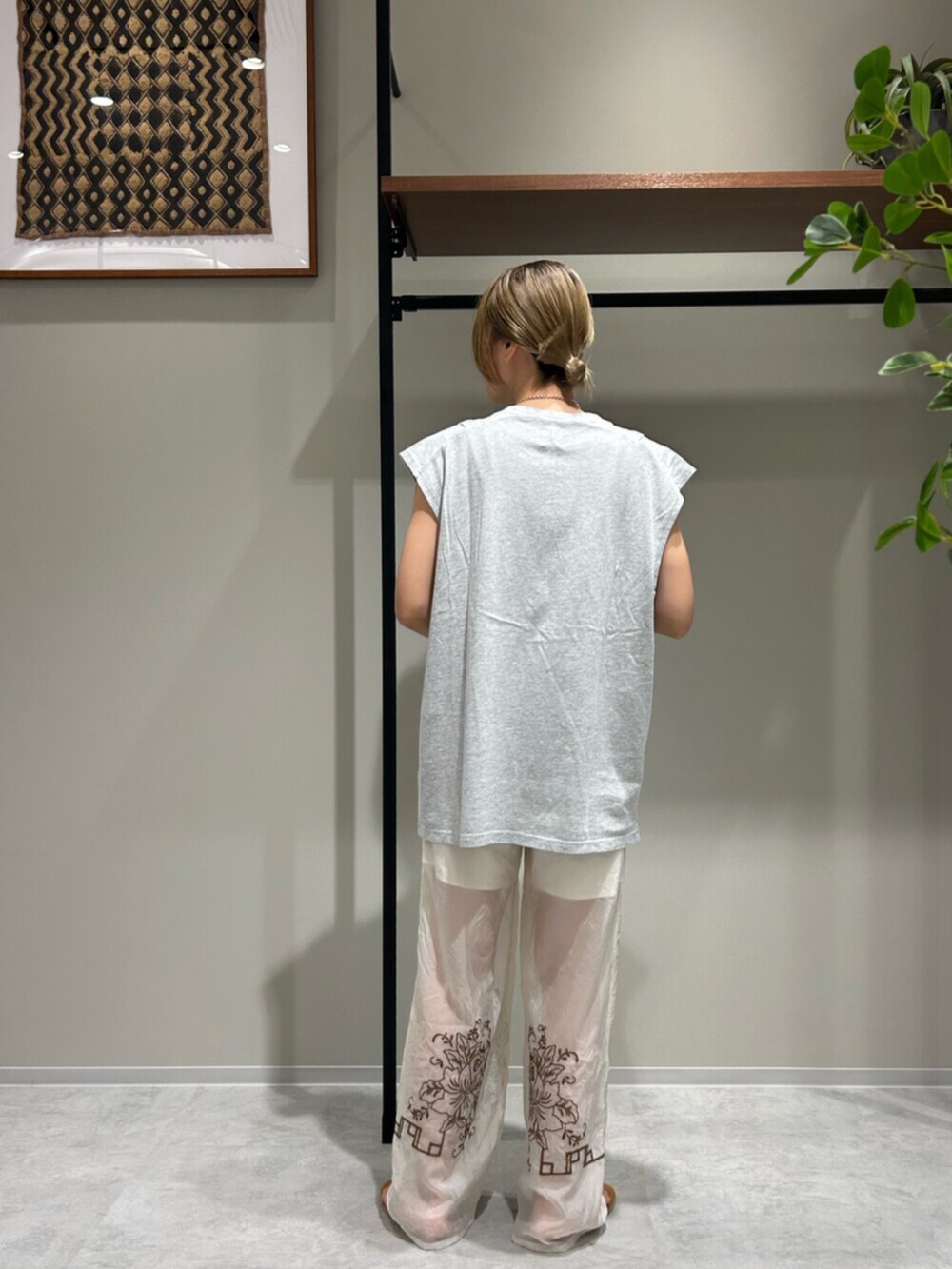 シルバー系のサンダル、ホワイト系のその他パンツ、グレー系のタンクトップを着用したレディースの春コーディネートの3枚目の写真