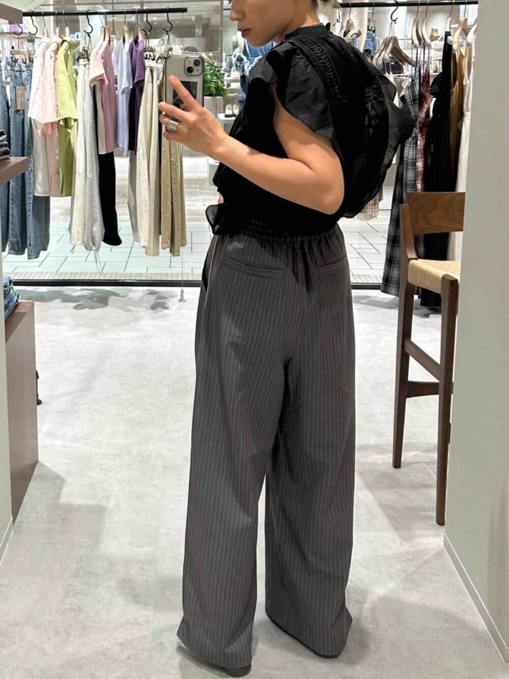 グレー系のその他パンツ、ブラック系のシャツ/ブラウスを着用したレディースの春コーディネートの3枚目の写真