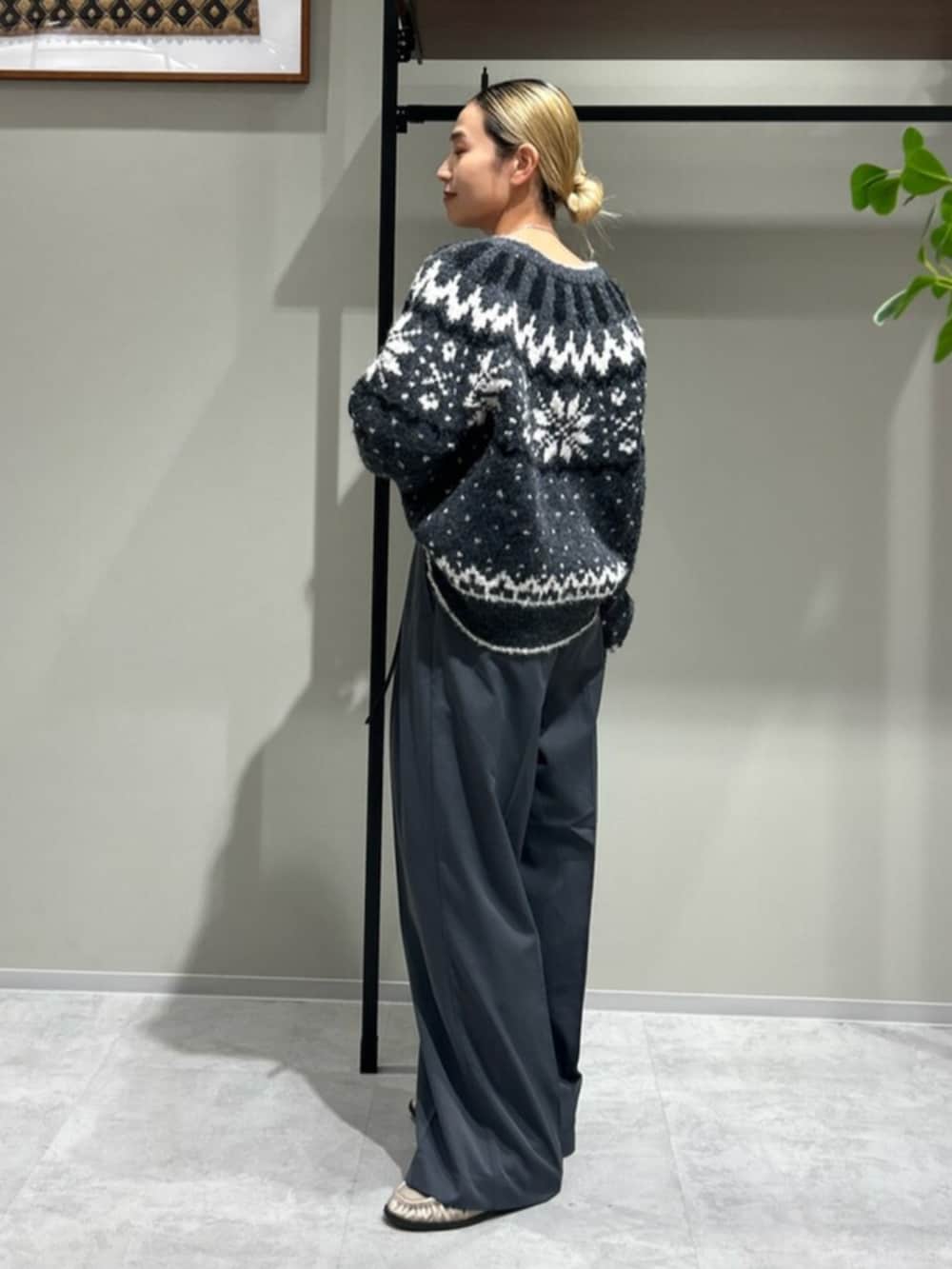 ベージュ系のローファー、グレー系のその他パンツ、ブラック系のニット/セーターを着用したレディースの冬コーディネートの2枚目の写真