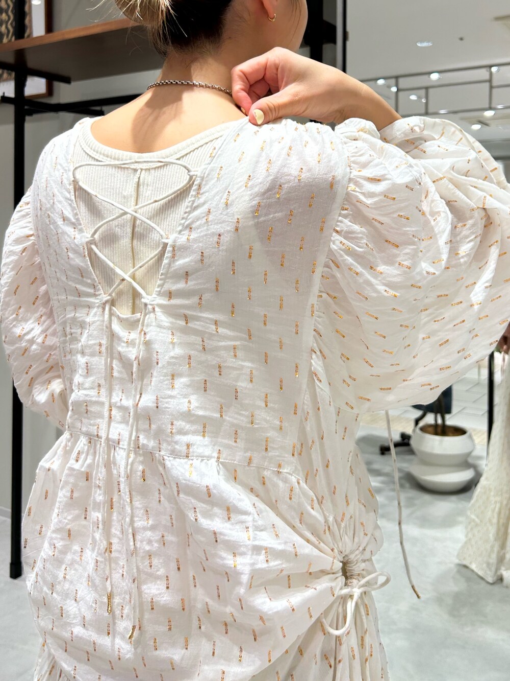 ホワイト系のワンピース、グリーン系のショルダーバッグを着用したレディースの夏コーディネートの5枚目の写真