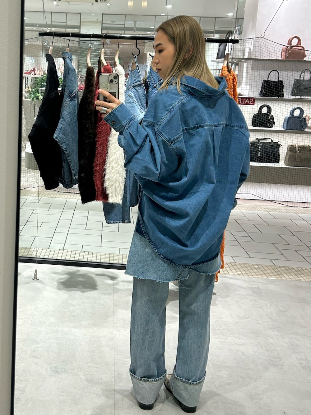 ブルー系のシャツ/ブラウス、ブルー系のスカート、ブルー系のデニムパンツを着用したレディースの冬コーディネートの4枚目の写真