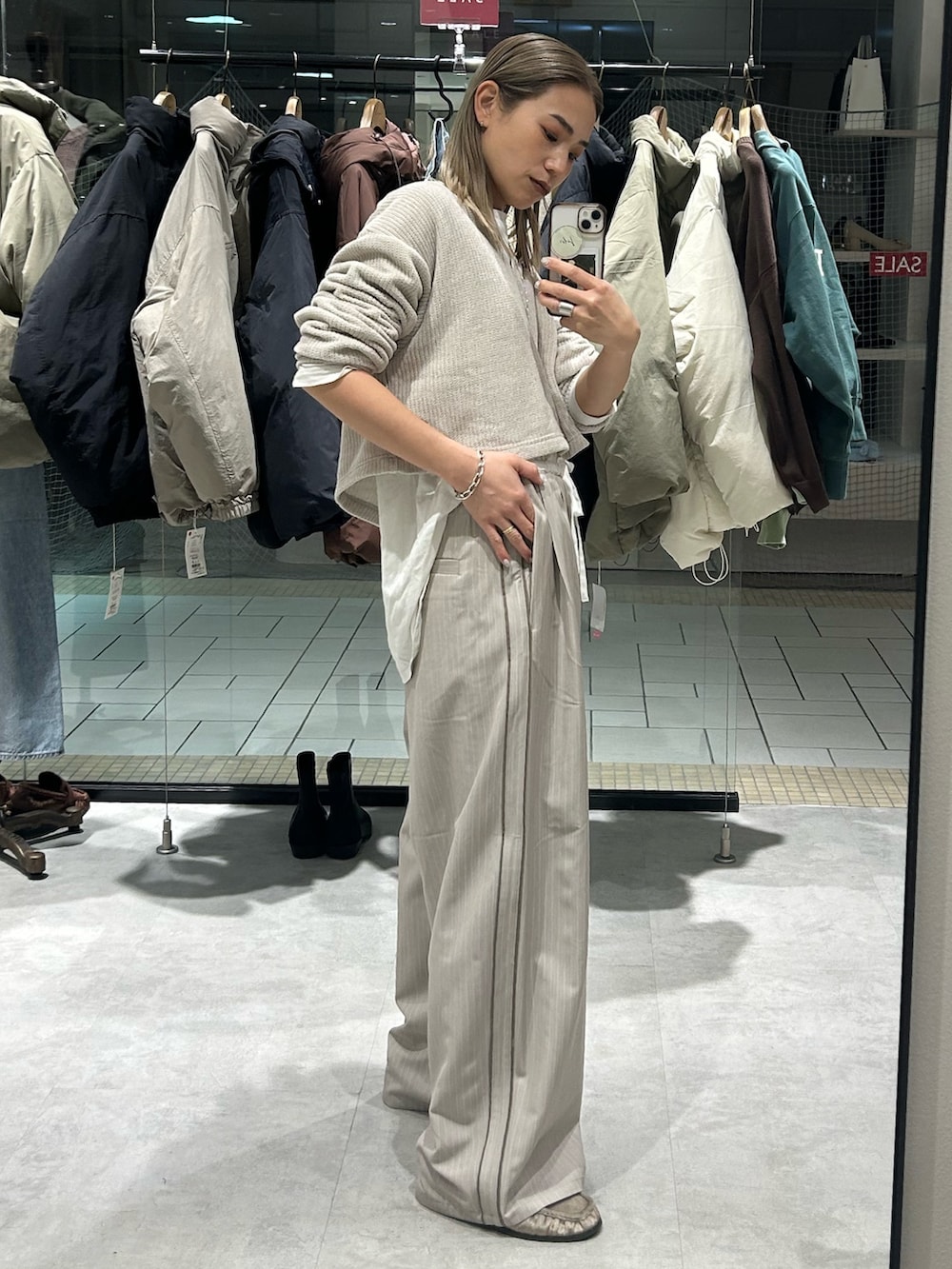 ベージュ系のその他パンツ、ホワイト系のTシャツ/カットソー、ホワイト系のTシャツ/カットソーを着用したレディースの冬コーディネートの2枚目の写真