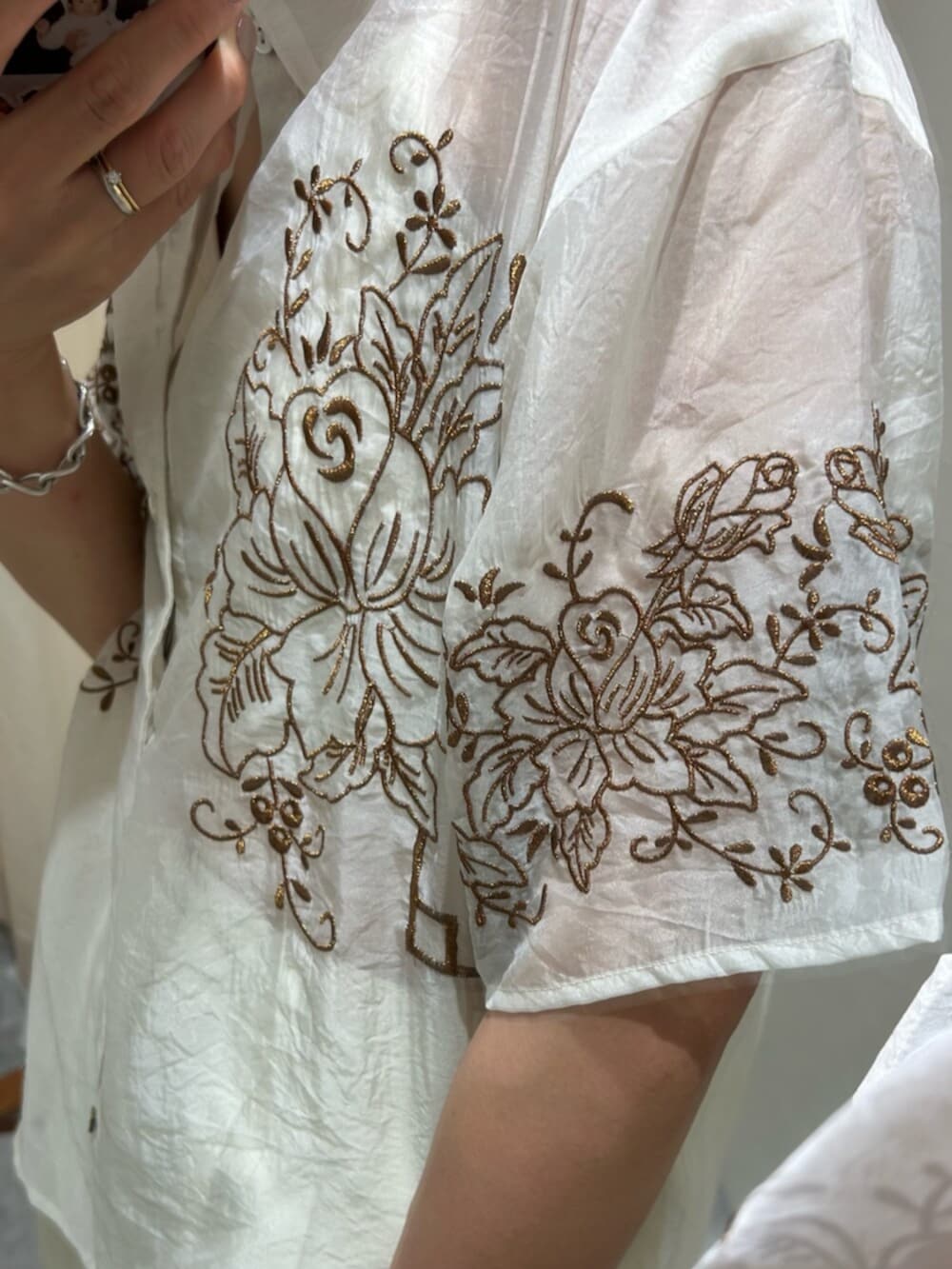 シルバー系のサンダル、ホワイト系のチノパンツ、ホワイト系のシャツ/ブラウスを着用したレディースの春コーディネートの7枚目の写真