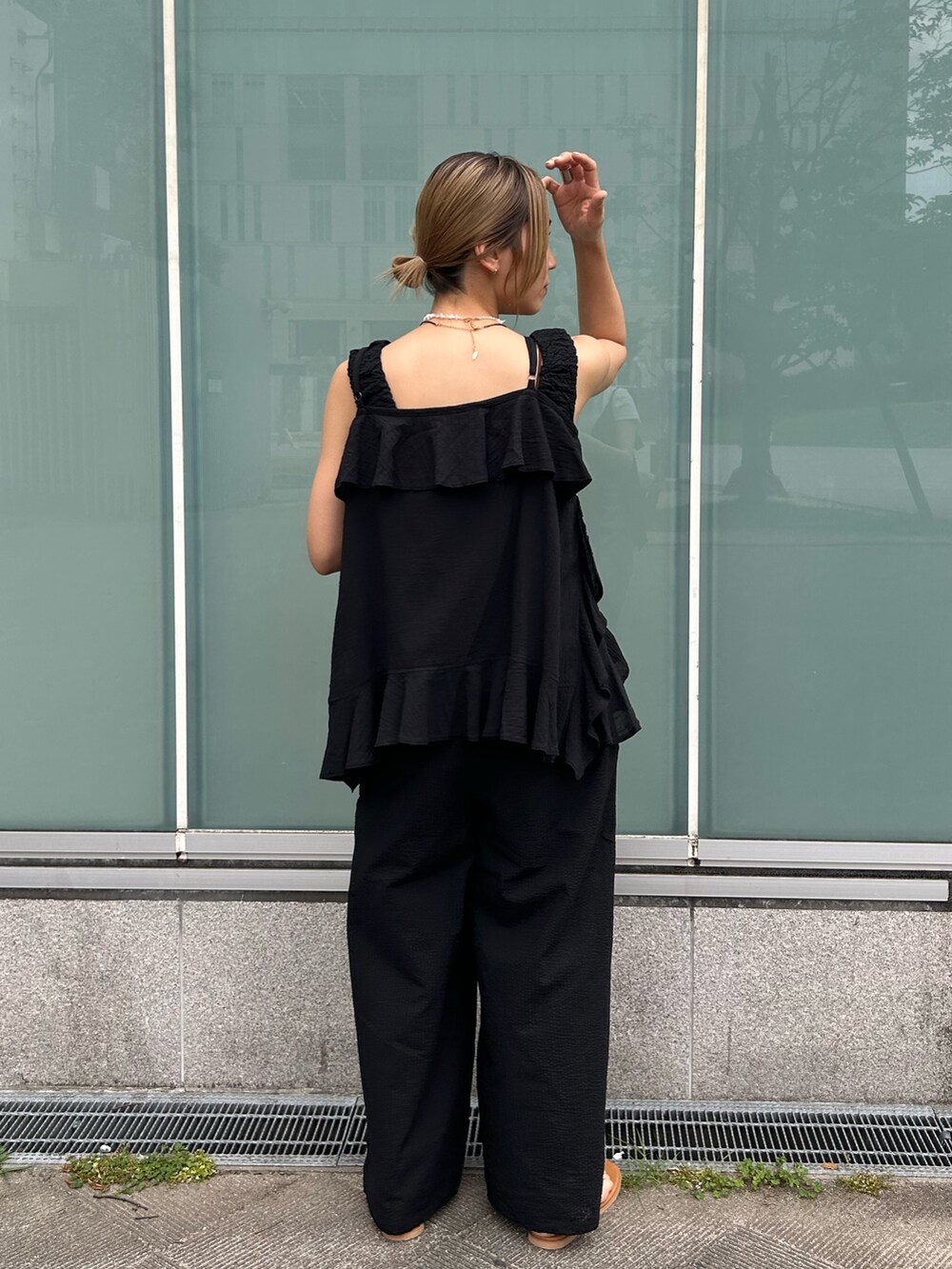 ブラック系のつなぎ/オールインワン、ブラック系のキャミソール、シルバー系のサンダルを着用したレディースの夏コーディネートの3枚目の写真