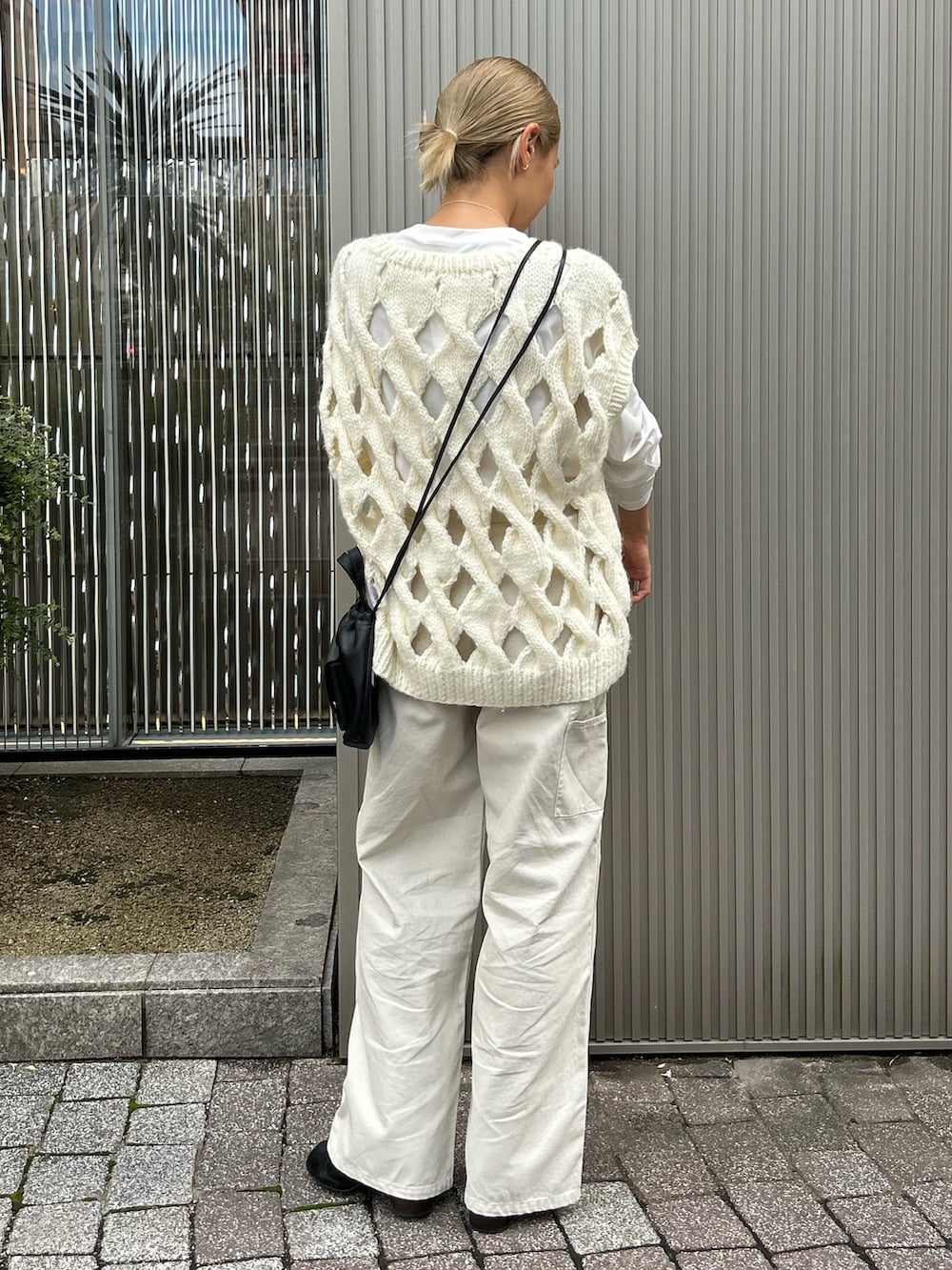 ホワイト系のその他パンツ、ホワイト系のニット/セーター、ブラック系のショルダーバッグを着用したレディースの秋コーディネートの3枚目の写真