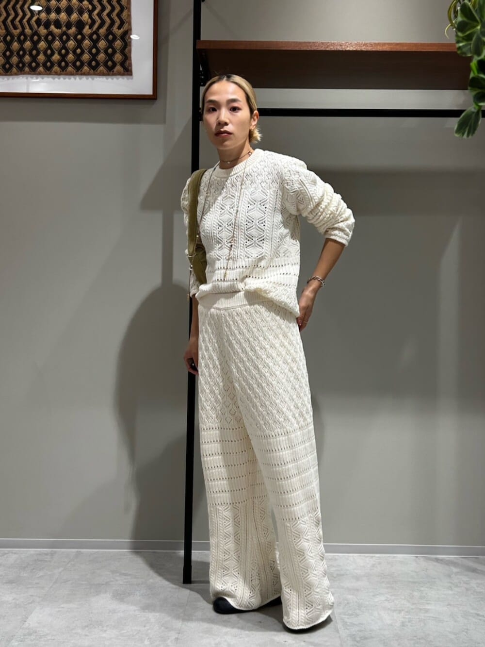 ブラウン系のブルゾン、ホワイト系のニット/セーター、グレー系のその他パンツを着用したレディースの秋コーディネートの7枚目の写真