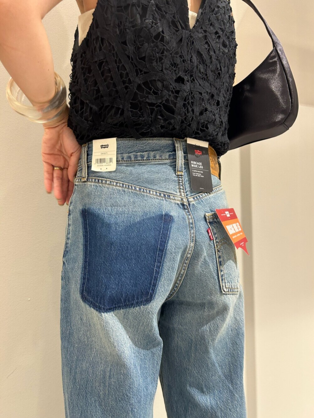 ブルー系のデニムパンツ、ホワイト系のシャツ/ブラウスを着用したレディースの夏コーディネートの4枚目の写真