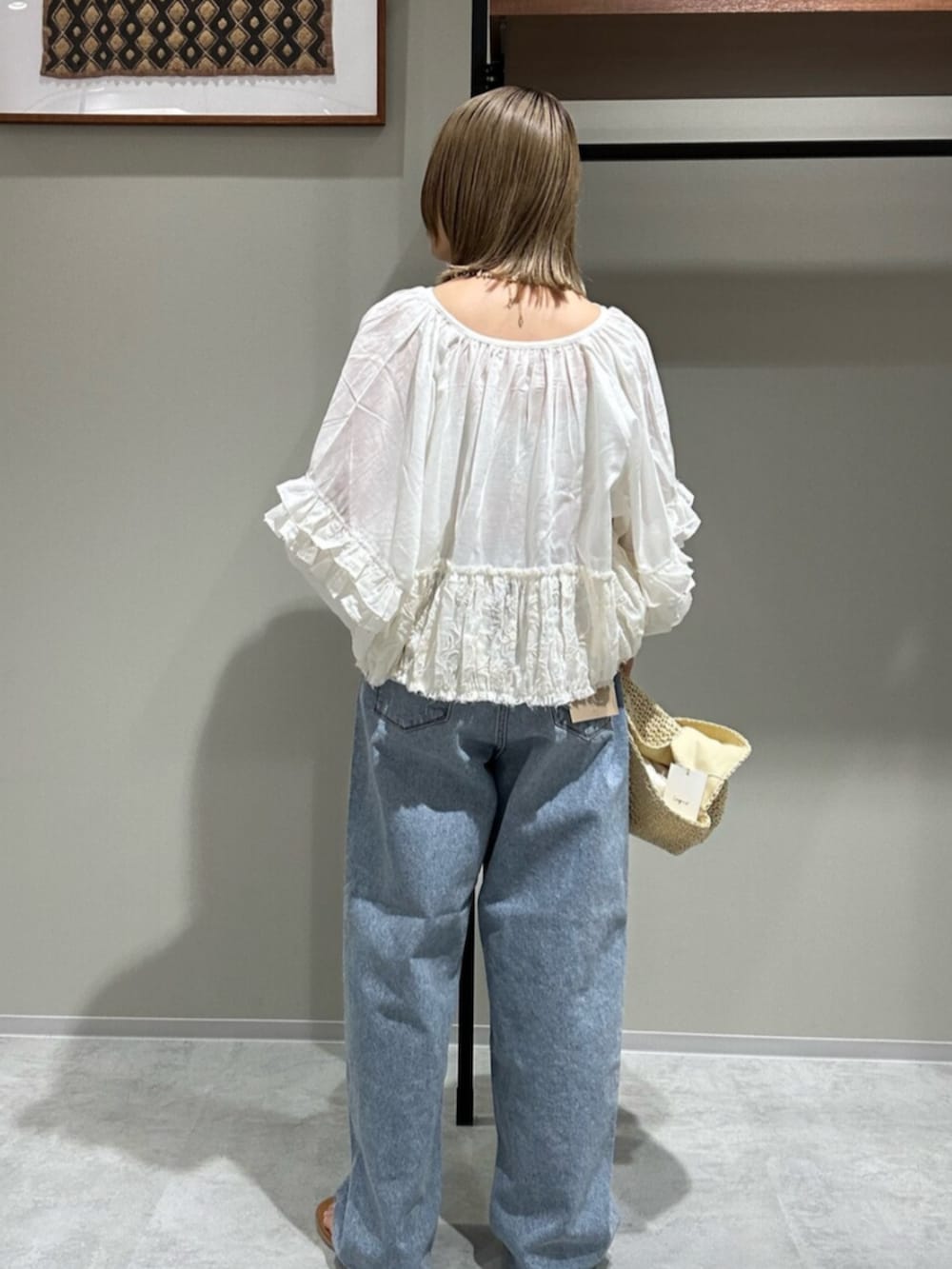 ホワイト系のシャツ/ブラウス、ブルー系のデニムパンツ、シルバー系のサンダルを着用したレディースの春コーディネートの3枚目の写真