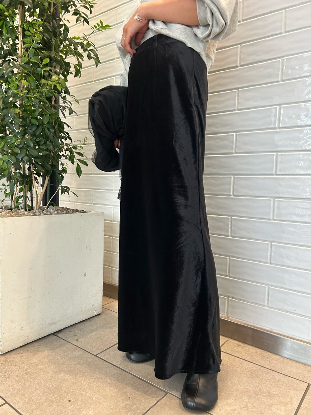 ブラック系のスカート、ブラック系のMA-1、グレー系のスウェットを着用したレディースの秋コーディネートの9枚目の写真