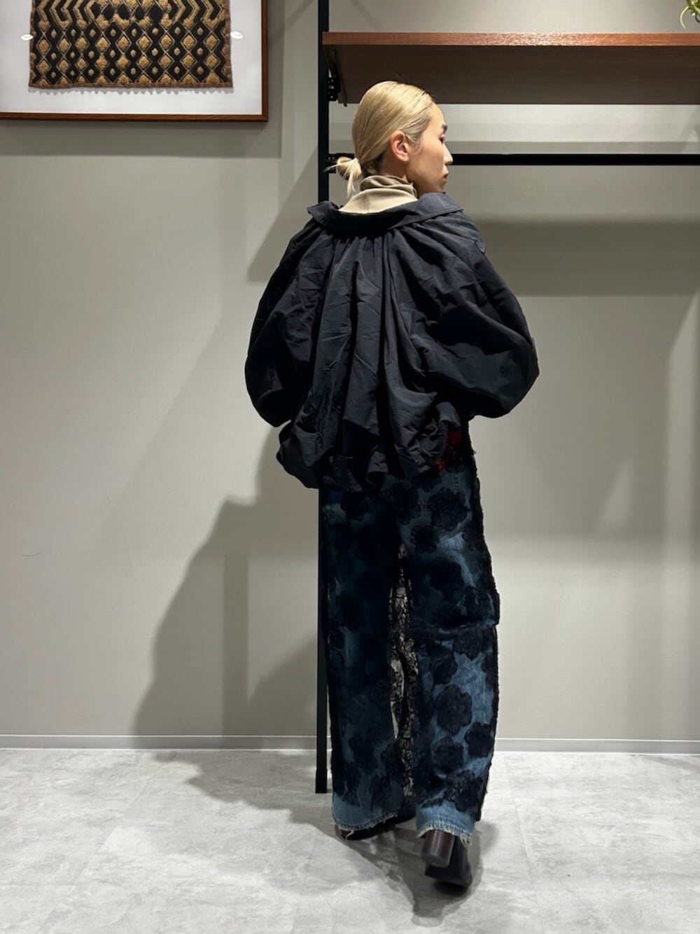 ブルー系のデニムパンツ、ブラック系のブルゾン、ホワイト系のTシャツ/カットソーを着用したレディースの秋コーディネートの3枚目の写真